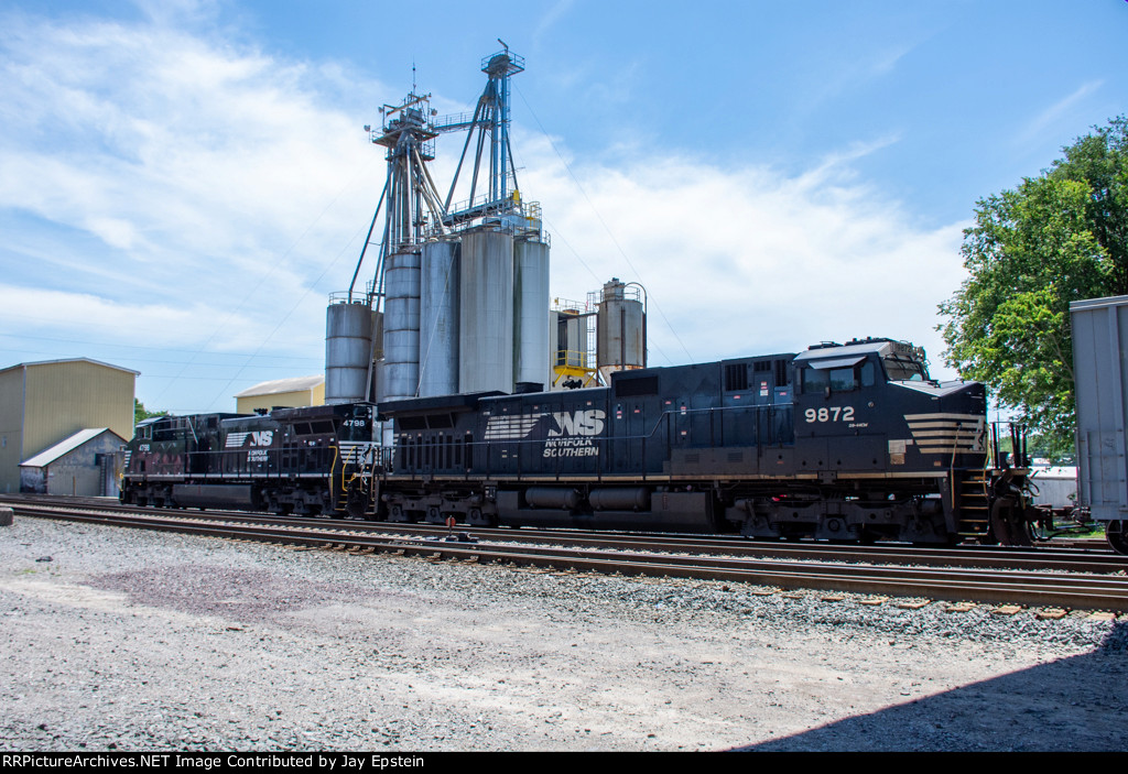 143 slowly rolls into Danville YArd 